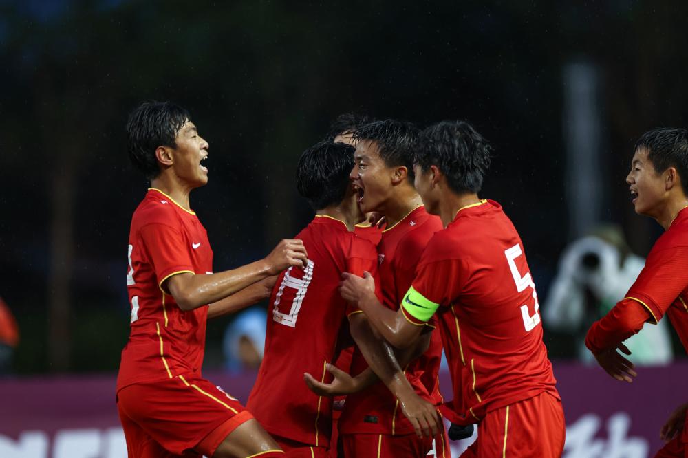 马刺客场115-102击败开拓者，福克斯37分带队取胜，展现全面实力。